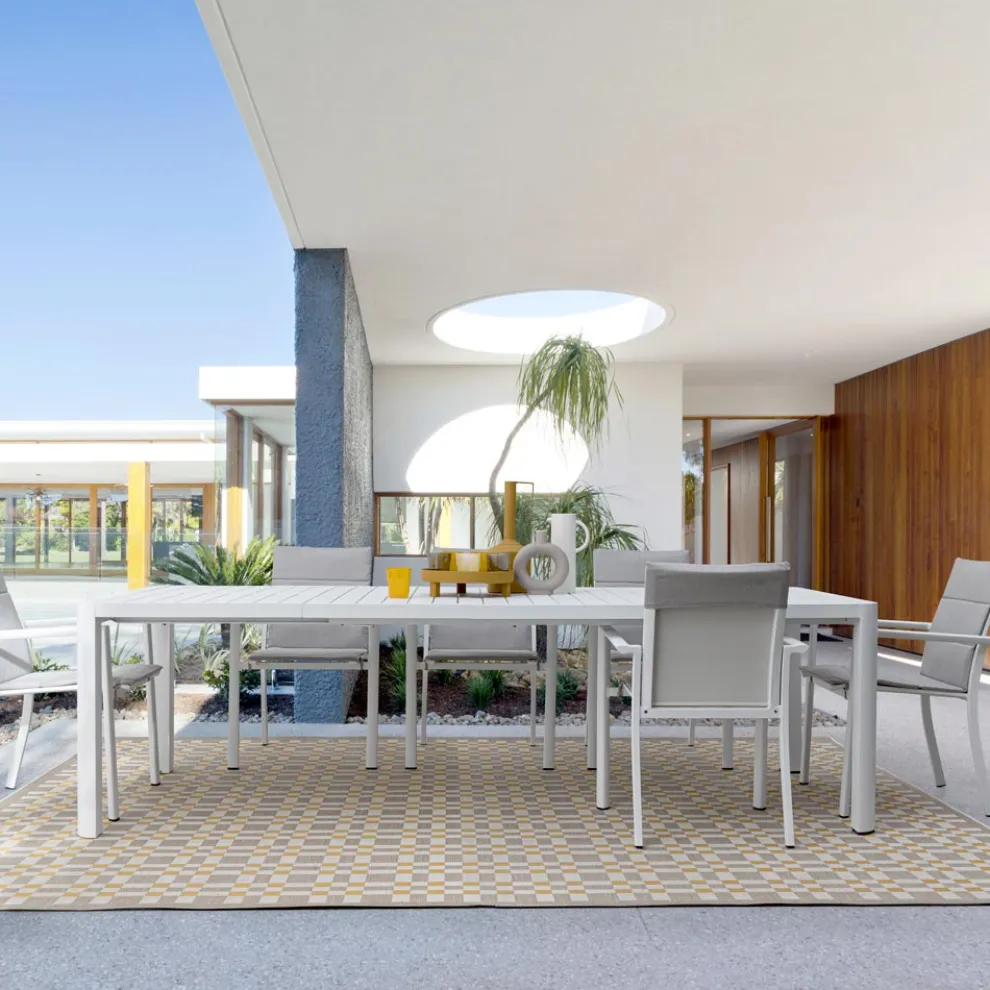 Ausziehbarer Tisch auf 240 cm aus pulverbeschichtetem Aluminium – lackiert