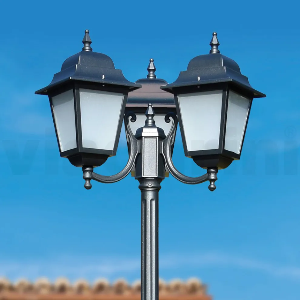 238 cm hohe Straßenlaterne aus Anthrazitglas und Aluminium Made in Italy - Scintilla