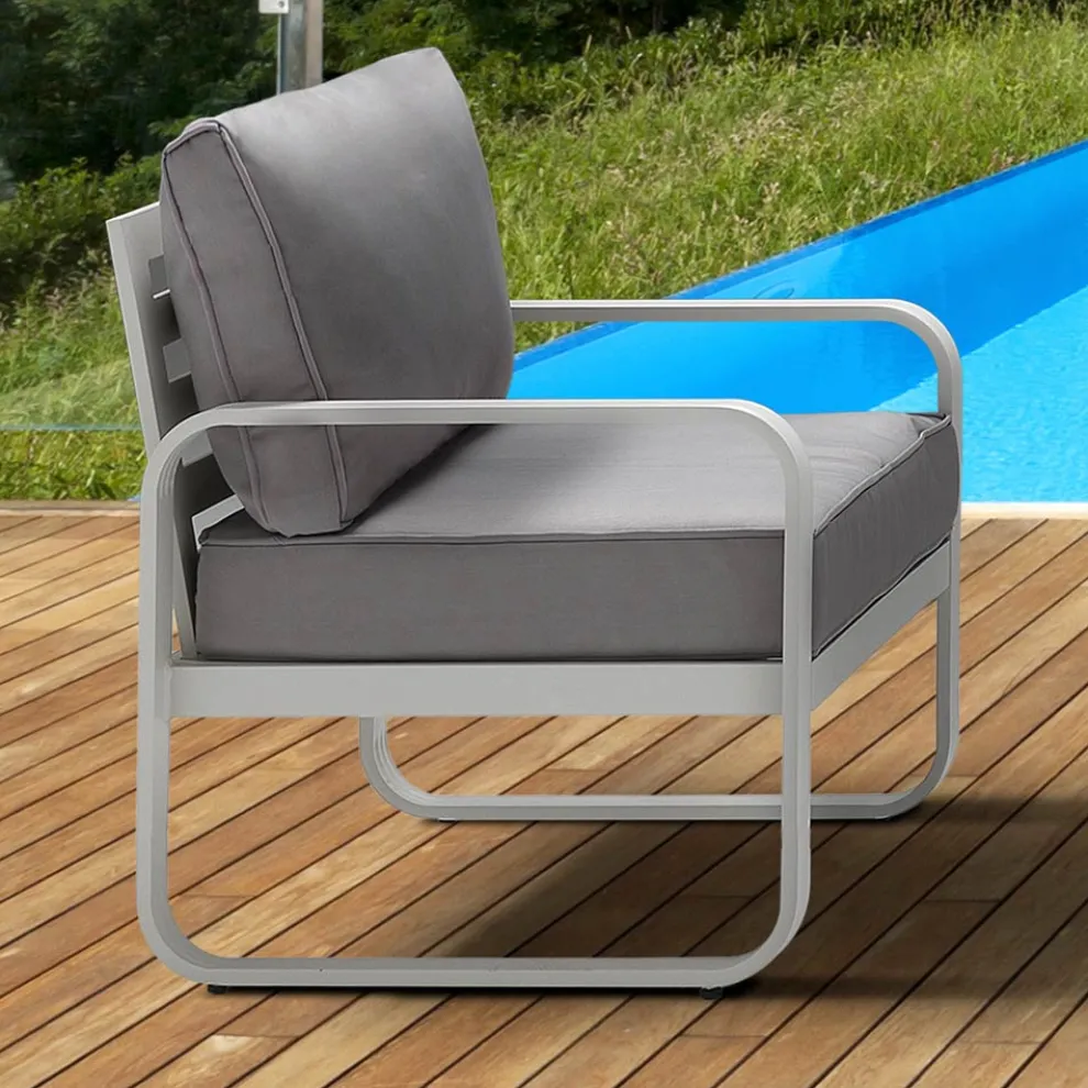 Gartensessel aus matt elfenbeinweißem Aluminium und grauen Kissen – Avoir