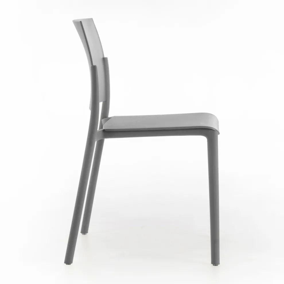 4 stapelbare Stühle komplett aus Polypropylen in verschiedenen Farben – Mojito