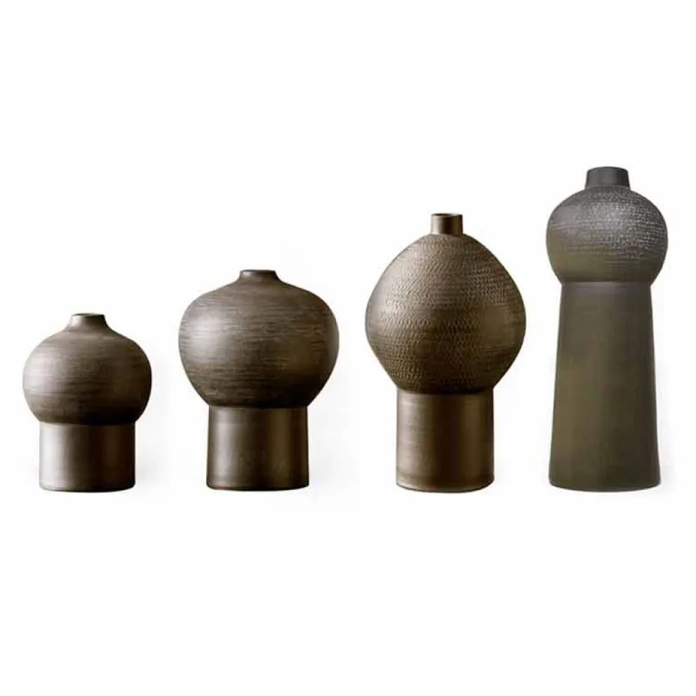 Zusammensetzung von vier dekorativen Keramikvasen im modernen Stil - Positano