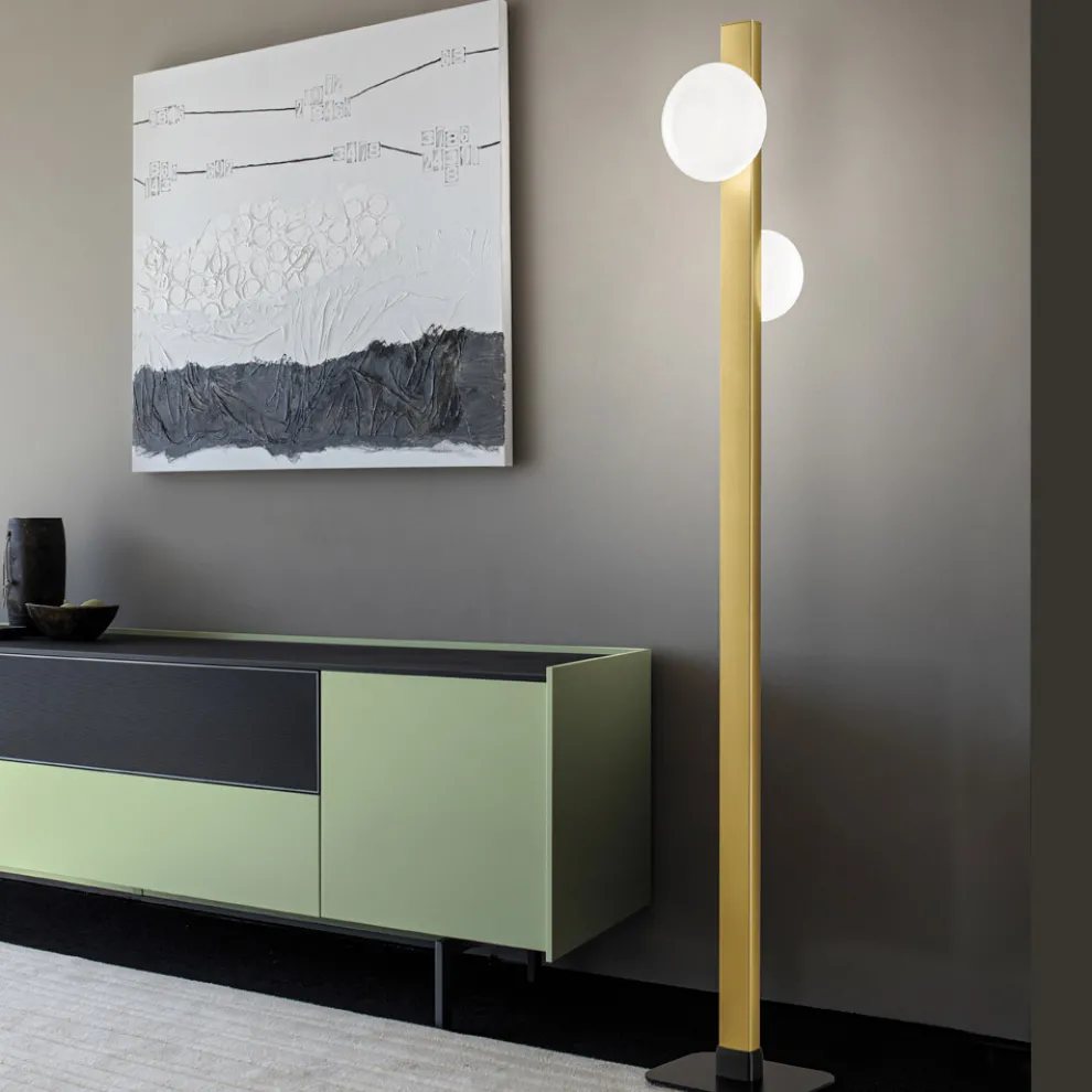 Alma Stehlampe aus Aluminium und weißem mundgeblasenem Glas