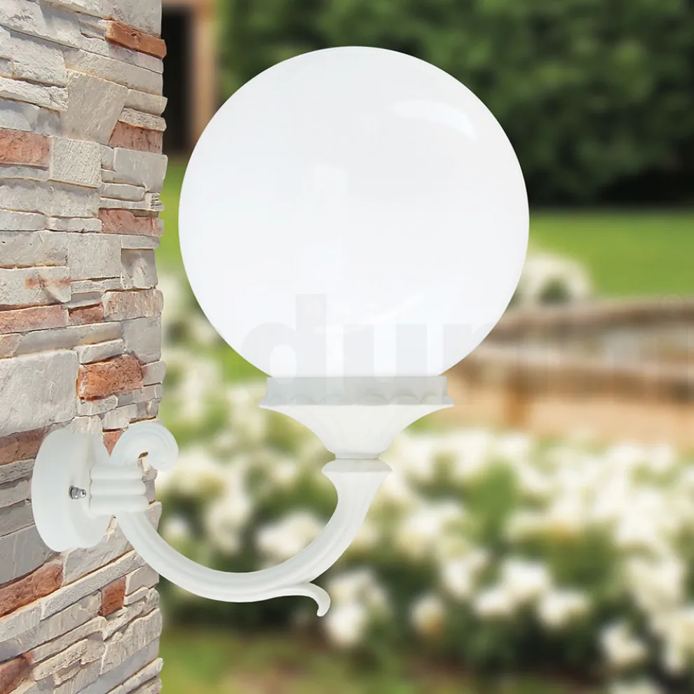 Außenlampe aus weißem Aluminium mit opaler Acrylkugel - Trovabianco