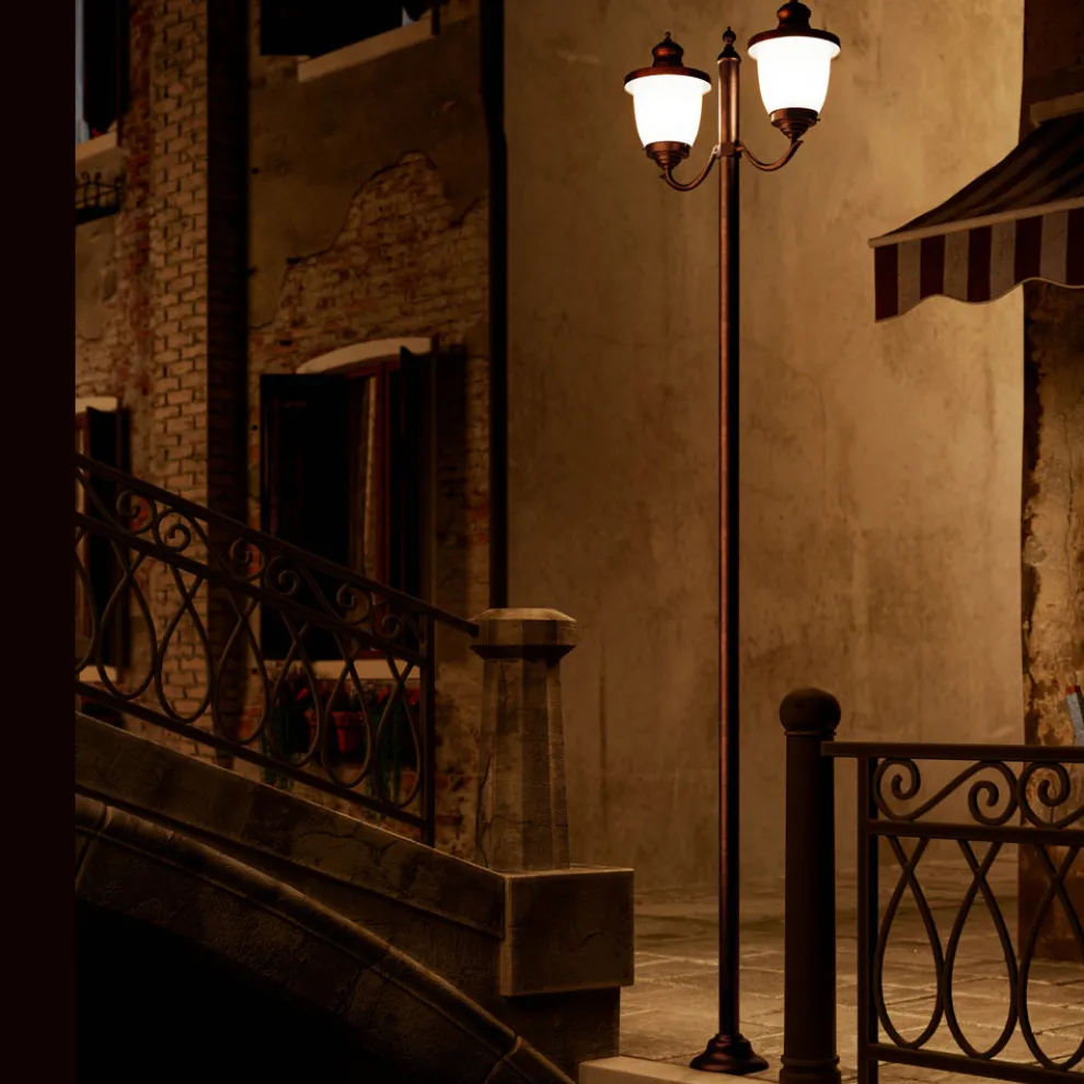 Außenlaterne mit 2 Lichtern aus weißem Glas, Kupfer und Messing - Venice von Il Fanale