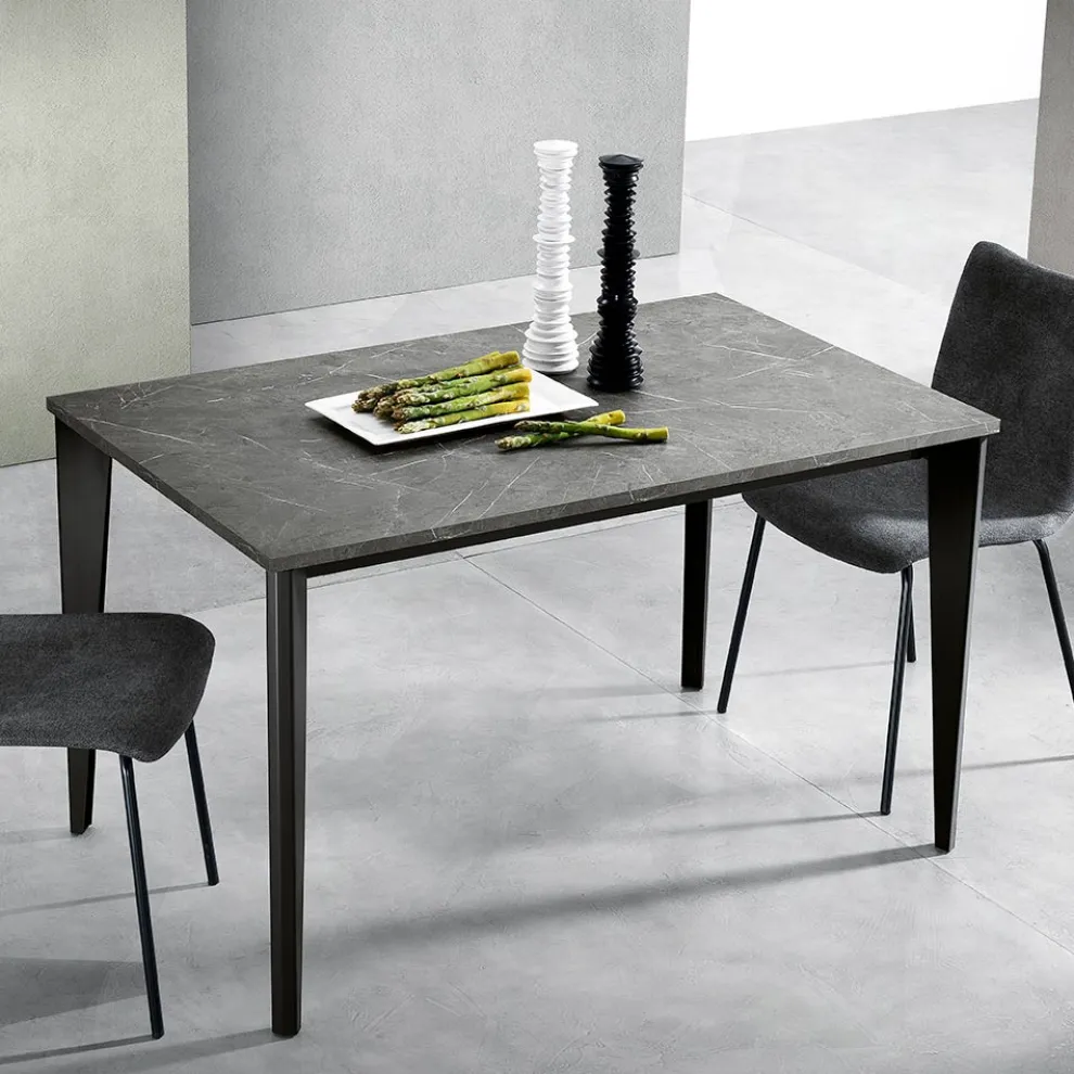 Ausziehbarer Tisch mit Marmor-Melaminplatte und anthrazitfarbenen Beinen - Ariel