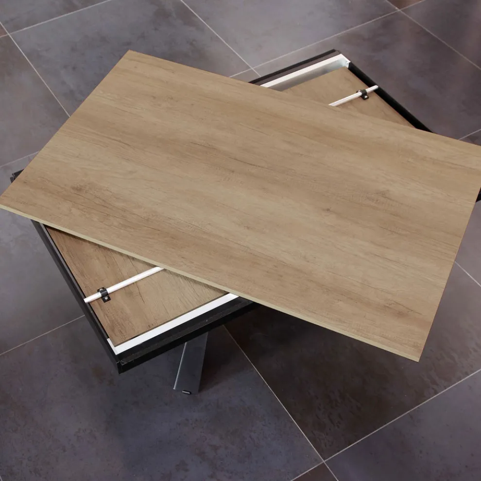 Ausziehbarer und breiterer Esstisch aus Melamin und Metall – Devendra