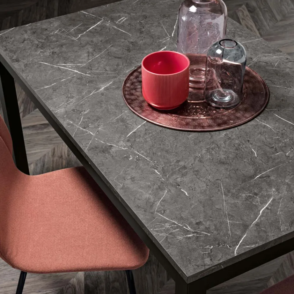 Ausziehbarer Wohnzimmertisch mit Melaminplatte und Metallbeinen - Shaila