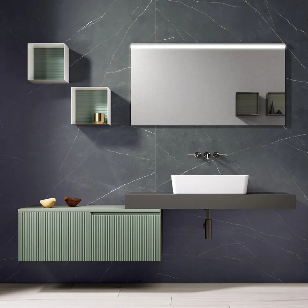 Badezimmerkomposition mit Spiegel und Metallwandschränken, hergestellt in Italien – Efesto