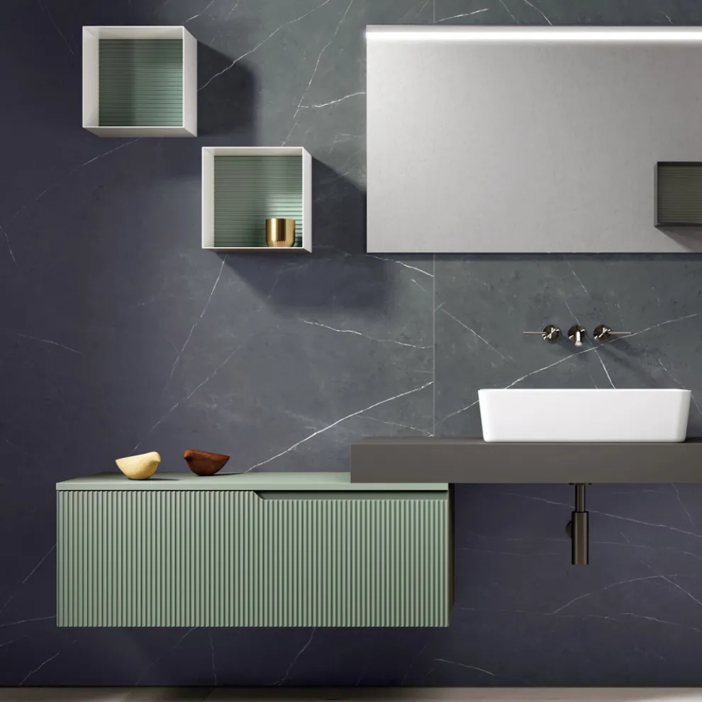 Badezimmerkomposition mit Spiegel und Metallwandschränken, hergestellt in Italien – Efesto