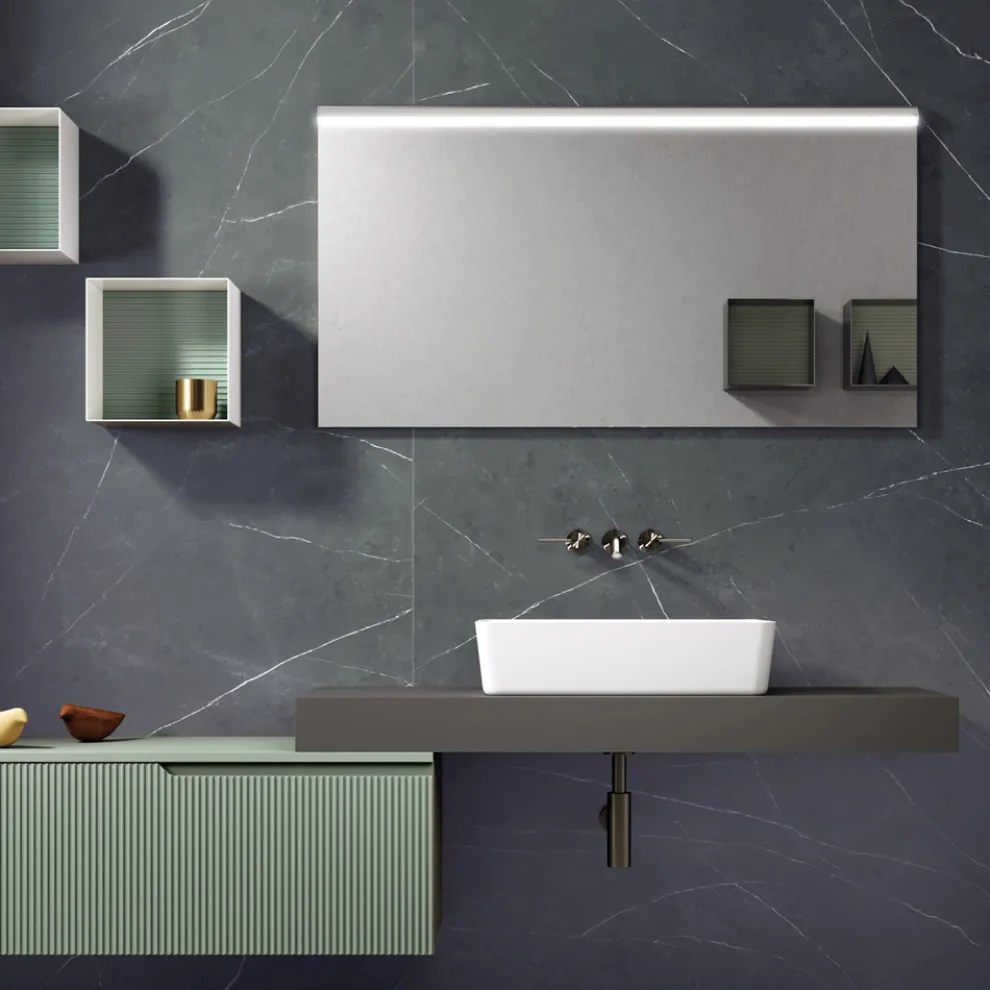 Badezimmerkomposition mit Spiegel und Metallwandschränken, hergestellt in Italien – Efesto