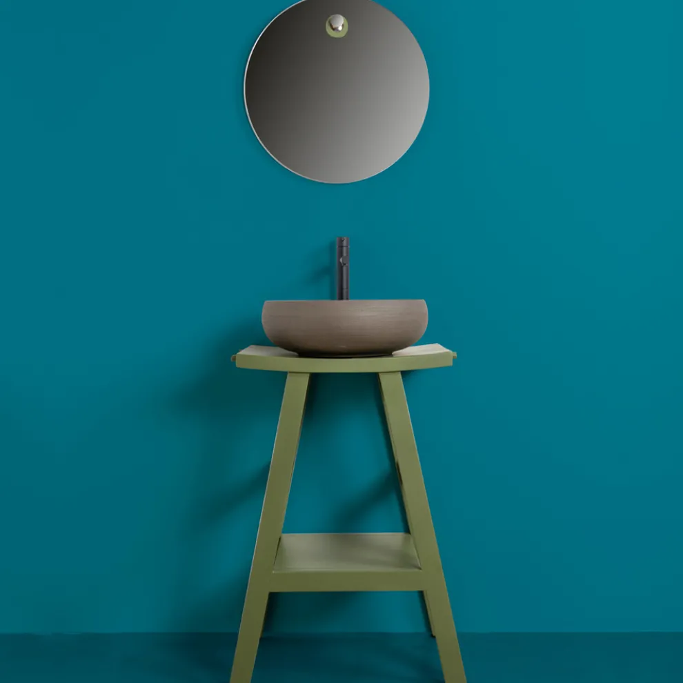 Badezimmermöbel-Komposition mit Teakholzmöbeln und farbigen Accessoires - Maryse