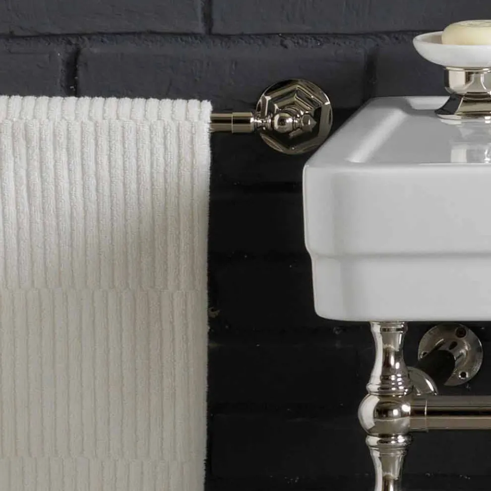 Badezimmer-Set mit Vintage-Doppelkonsole aus weißer Keramik auf einer linearen Struktur