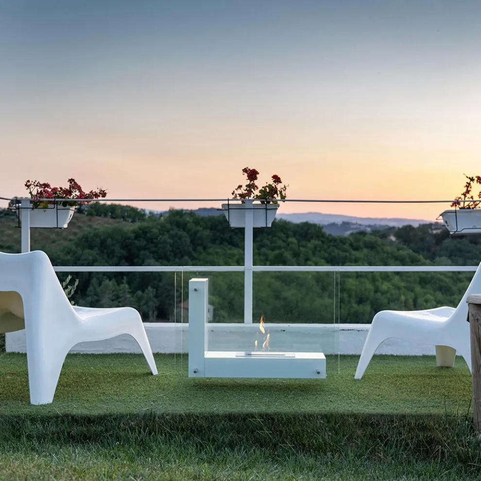 Boden-Biokamin mit doppelseitiger Struktur aus Glas und Metall - Planeto