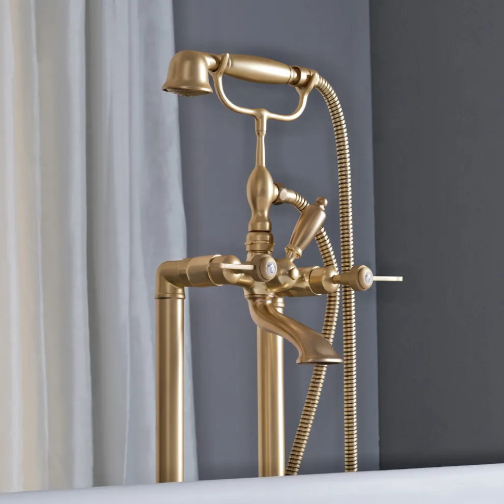 Bodenstehende Badewannengruppe mit Handbrause und flexiblem Schlauch. Hergestellt in Italien – Mailand