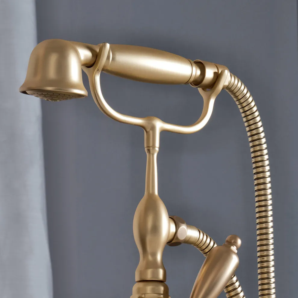 Bodenstehende Badewannengruppe mit Handbrause und flexiblem Schlauch. Hergestellt in Italien – Mailand