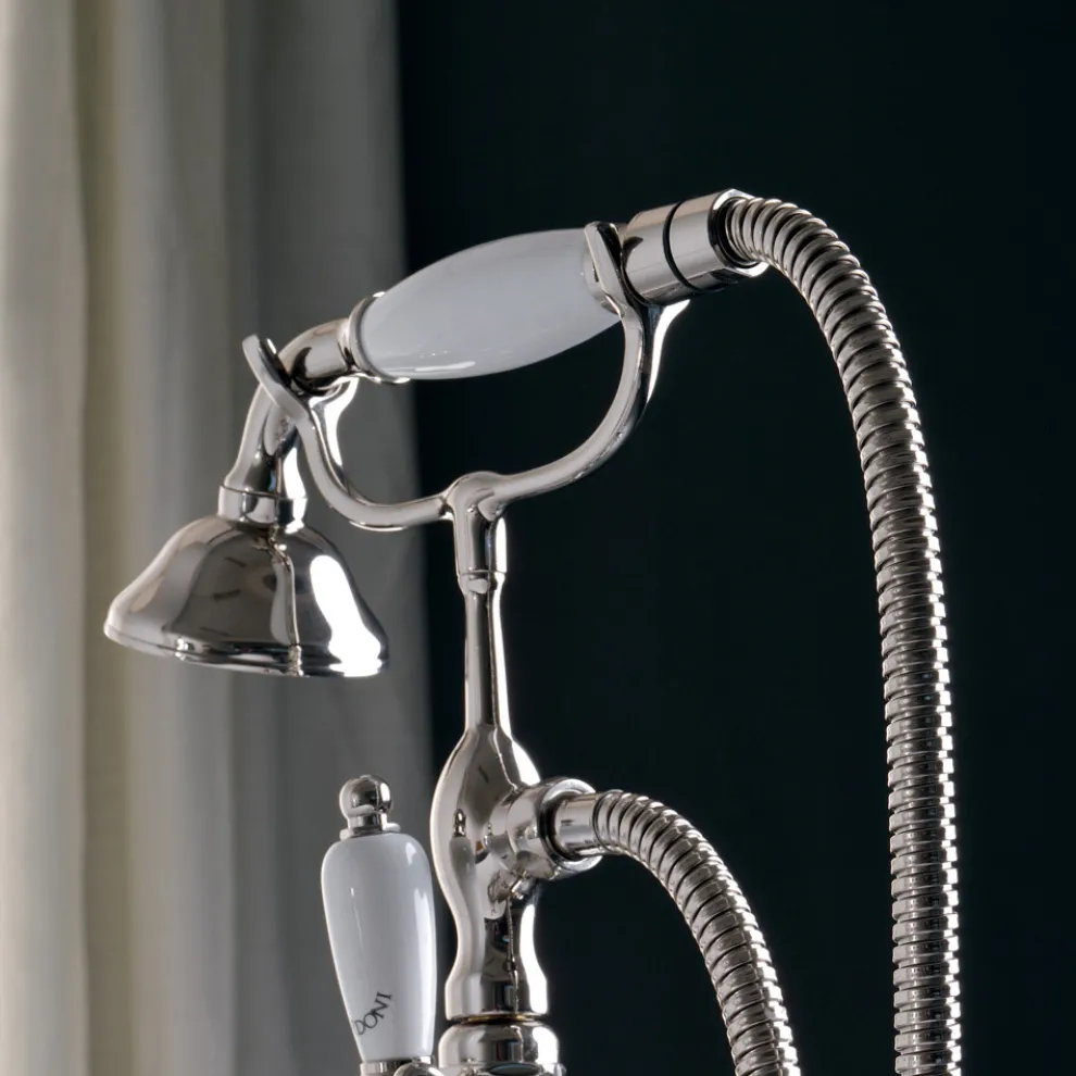 Bodenstehendes Badewannenset mit Handtuchhalter und Handbrause. Hergestellt in Italien – Turin