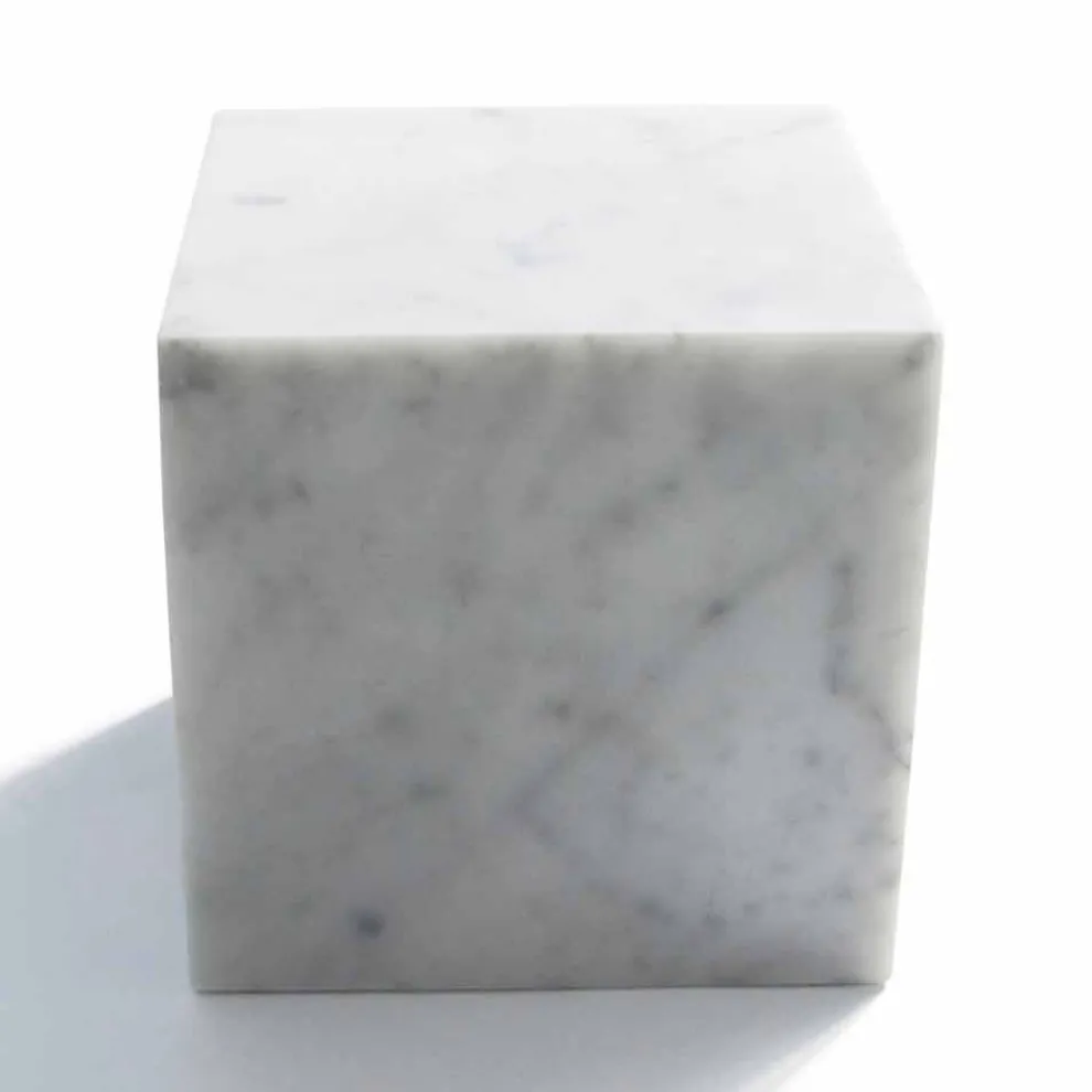 Briefbeschwerer im Würfel-Design aus satinweißem Carrara-Marmor Made in Italy - Qubo