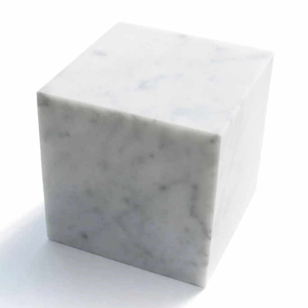 Briefbeschwerer im Würfel-Design aus satinweißem Carrara-Marmor Made in Italy - Qubo