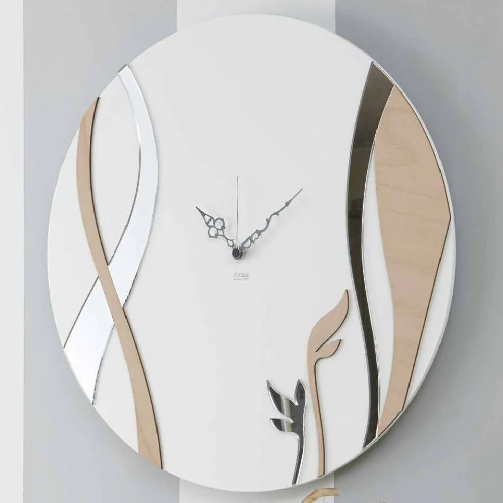 Moderne und runde Wanduhr mit dekoriertem Holzdesign - Harmonie