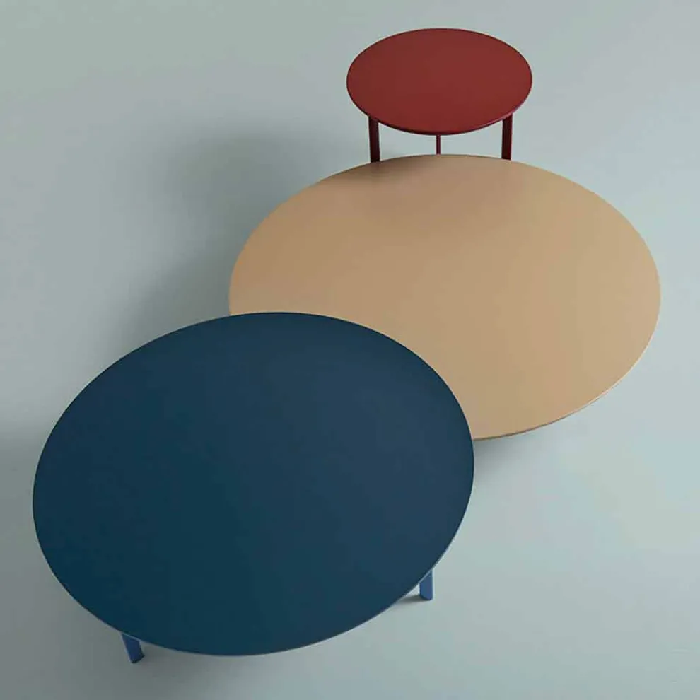 Couchtisch mit 3 Stahlbeinen und farbiger Holzplatte – Hübsch