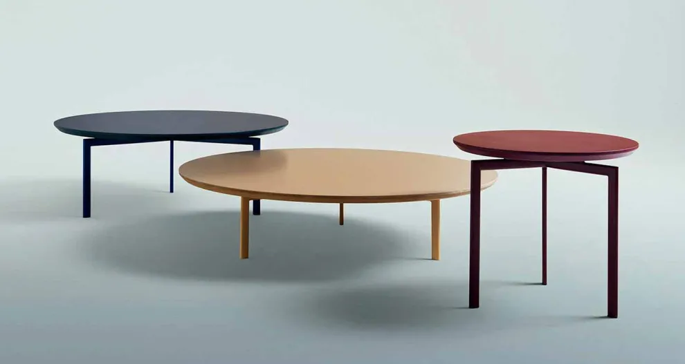 Couchtisch mit 3 Stahlbeinen und farbiger Holzplatte – Hübsch