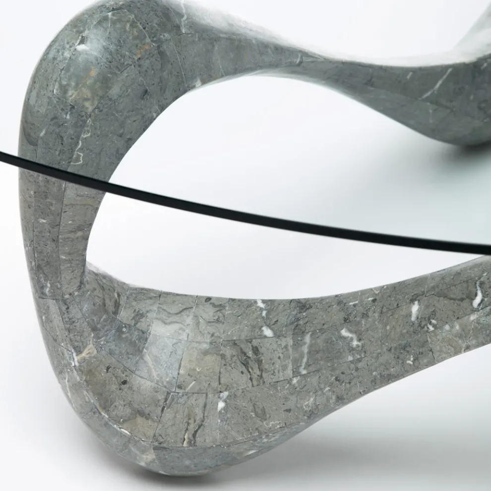 Couchtisch mit Glasplatte und Sockel aus Fossilstein – Kalifornien