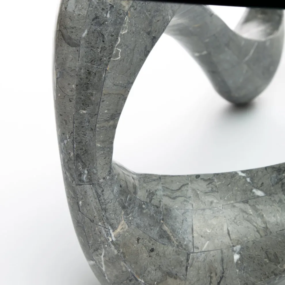 Couchtisch mit Glasplatte und Sockel aus Fossilstein – Kalifornien