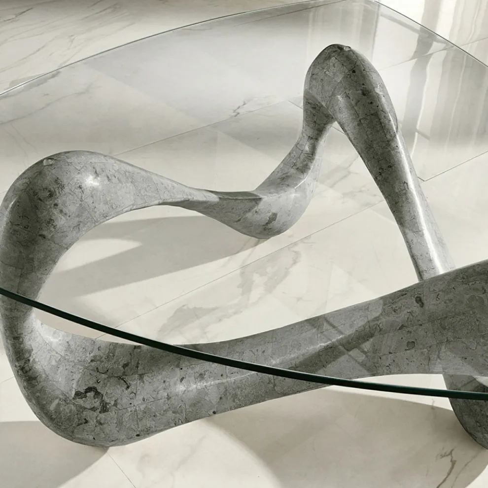 Couchtisch mit Glasplatte und Sockel aus Fossilstein – Kalifornien