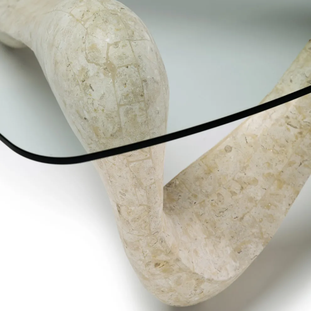 Couchtisch mit Glasplatte und Sockel aus Fossilstein – Kalifornien