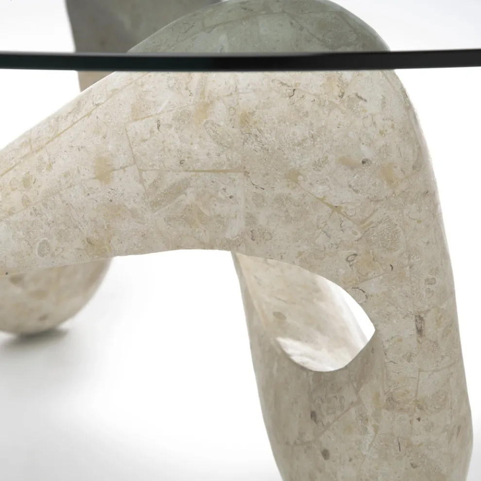 Couchtisch mit Glasplatte und Sockel aus Fossilstein – Kalifornien