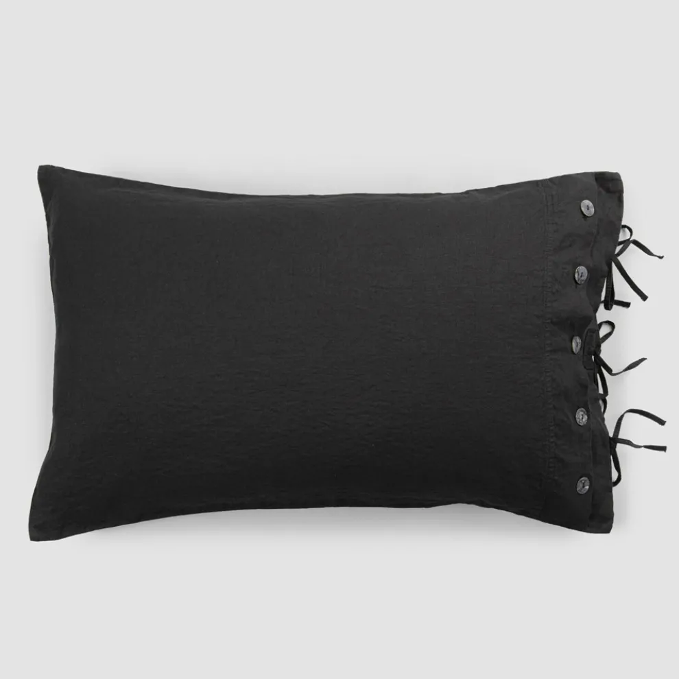 Rechteckiger Kissenbezug aus weißem oder schwarzem Leinen mit Knöpfen und Schnürsenkeln - Agora