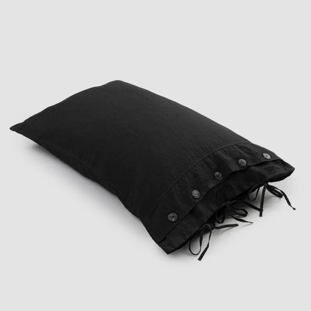 Rechteckiger Kissenbezug aus weißem oder schwarzem Leinen mit Knöpfen und Schnürsenkeln - Agora