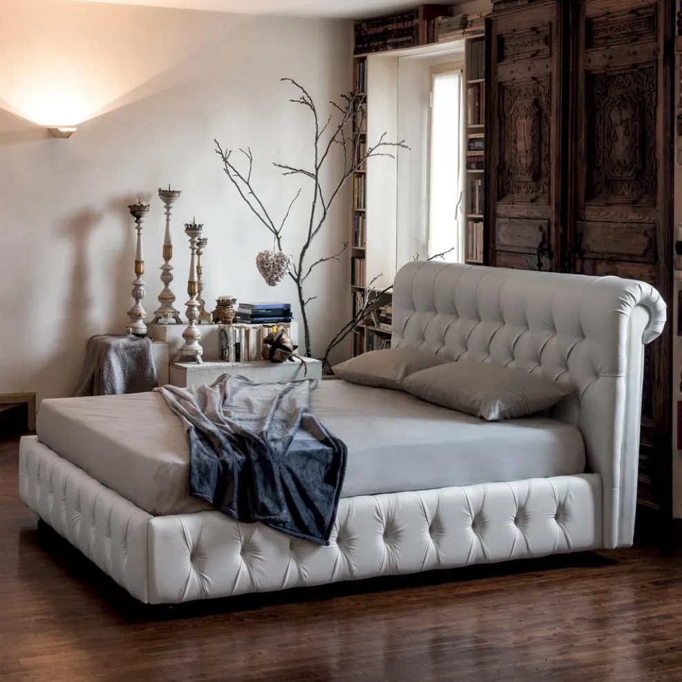 Doppelbett mit Capitonné-Polsterung und Holzfüßen - Briosco