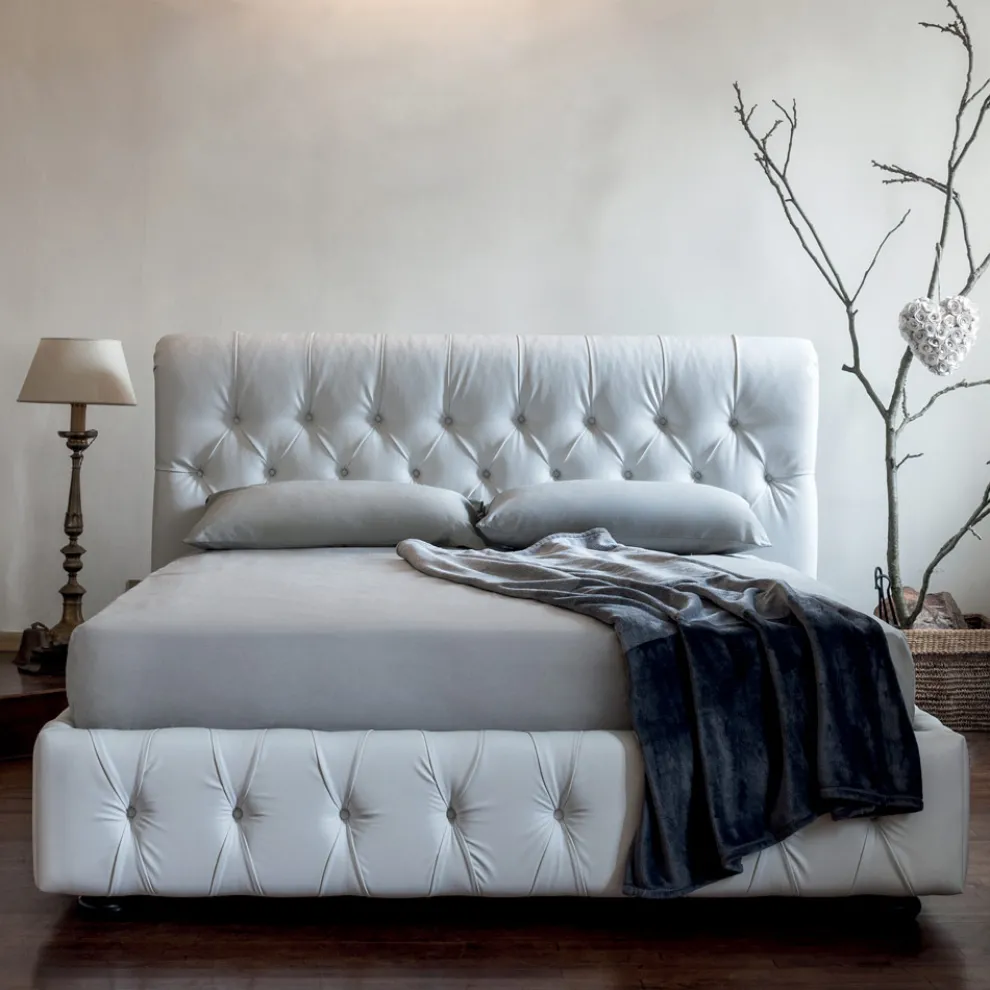 Doppelbett mit Capitonné-Polsterung und Holzfüßen - Briosco