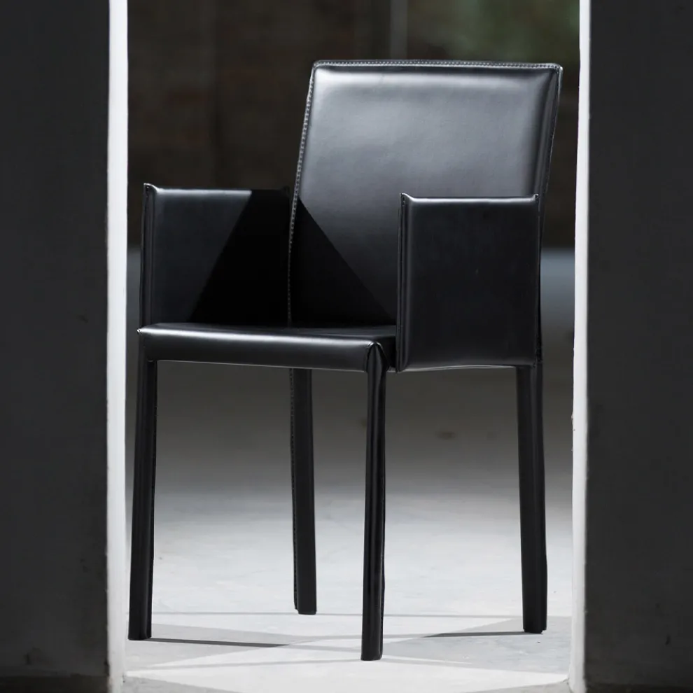 Design-Esszimmerstuhl mit Armlehnen, gepolstert mit Leder, hergestellt in Italien – Tara