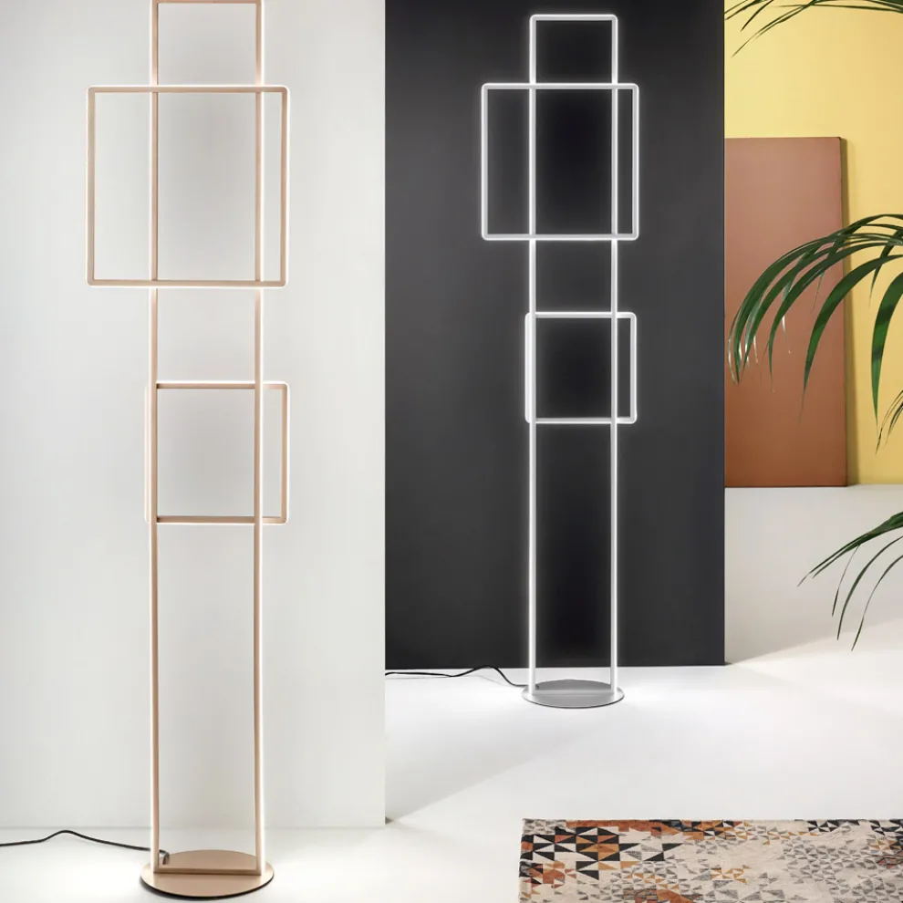 Design-LED-Stehlampe aus Gold oder Silber lackiertem Metall - Formal