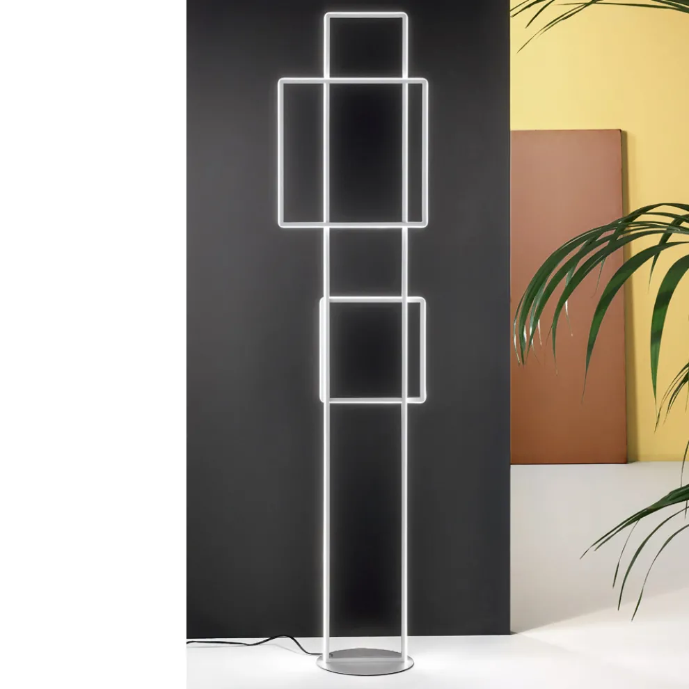 Design-LED-Stehlampe aus Gold oder Silber lackiertem Metall - Formal