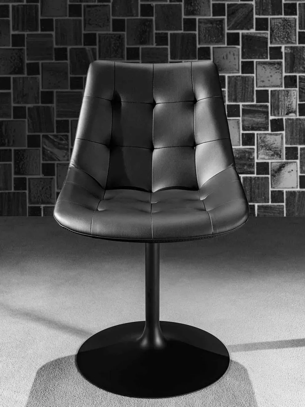 Drehsessel mit Sitzfläche aus Capitonnè Kunstleder - Aura
