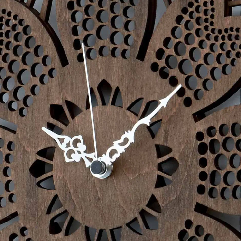 Wanduhr aus hellem oder dunklem Holz mit modernem Blumenmuster - Aquilegia