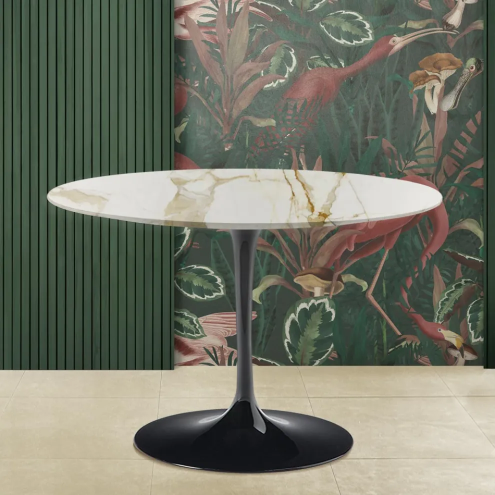 Eero Saarinen Tulip Tisch H 74 mit runder Platte aus Gold Calacatta Marmor - Scharlachrot