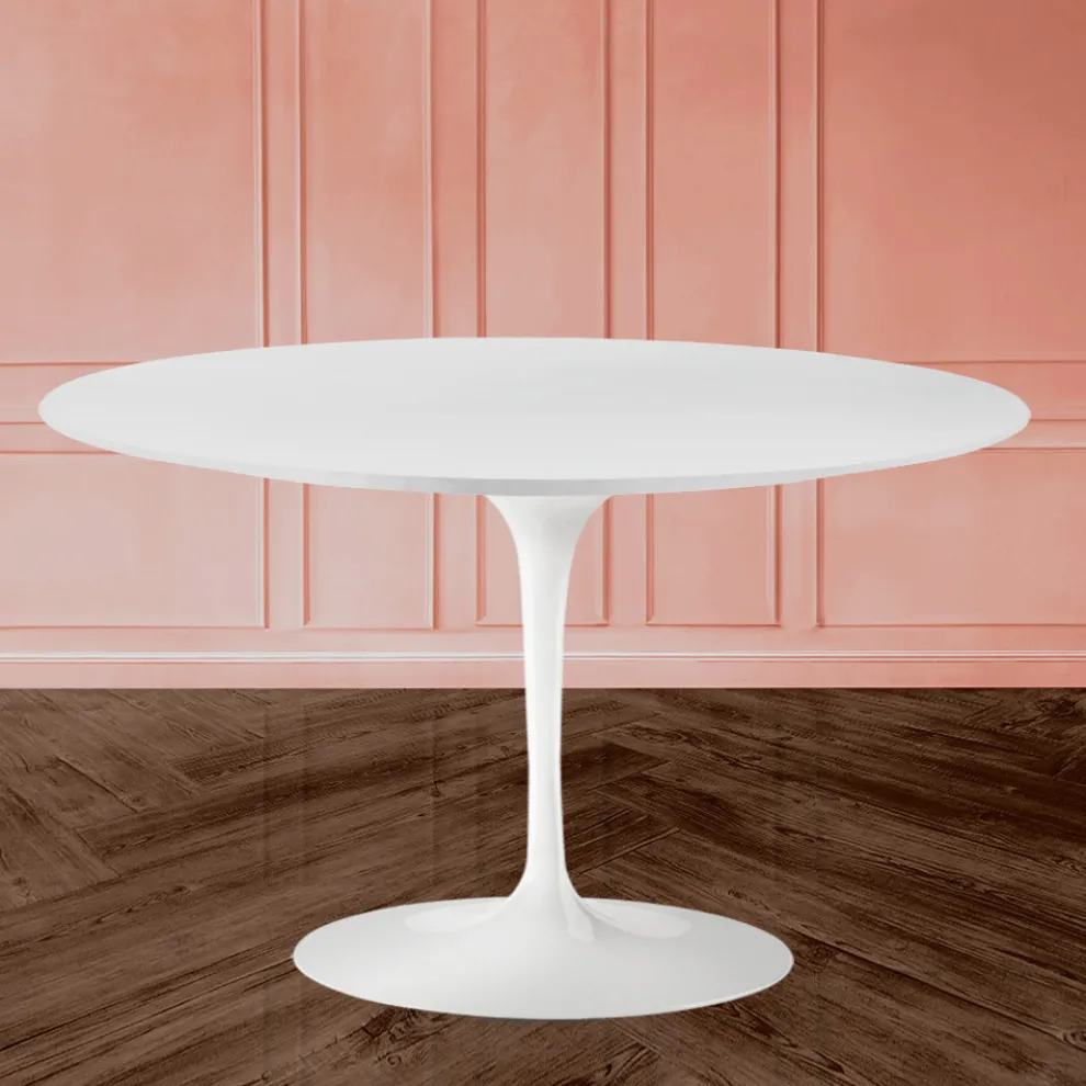 Eero Saarinen Tulip Tisch H 74 mit weißer MDF-Platte aus Flüssiglaminat - Scharlachrot