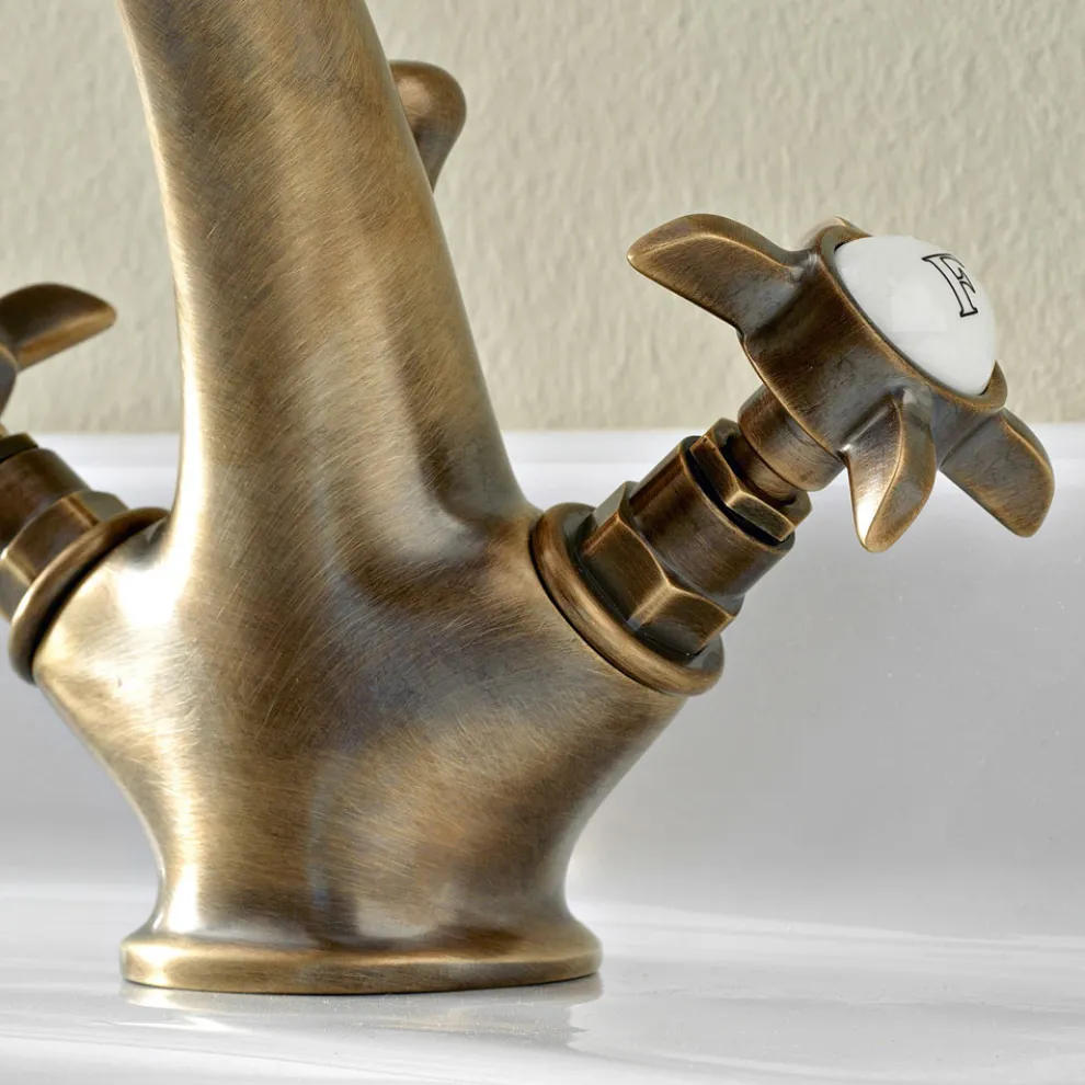 Einlocharmatur für klassisches Waschbecken aus Messing und Schmetterlingsgriffen - Miriano