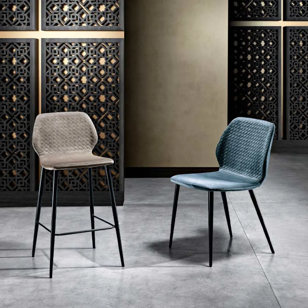 Eleganter Hocker aus farbigem gestepptem Samt und anthrazitfarbenem Metall - Scarat