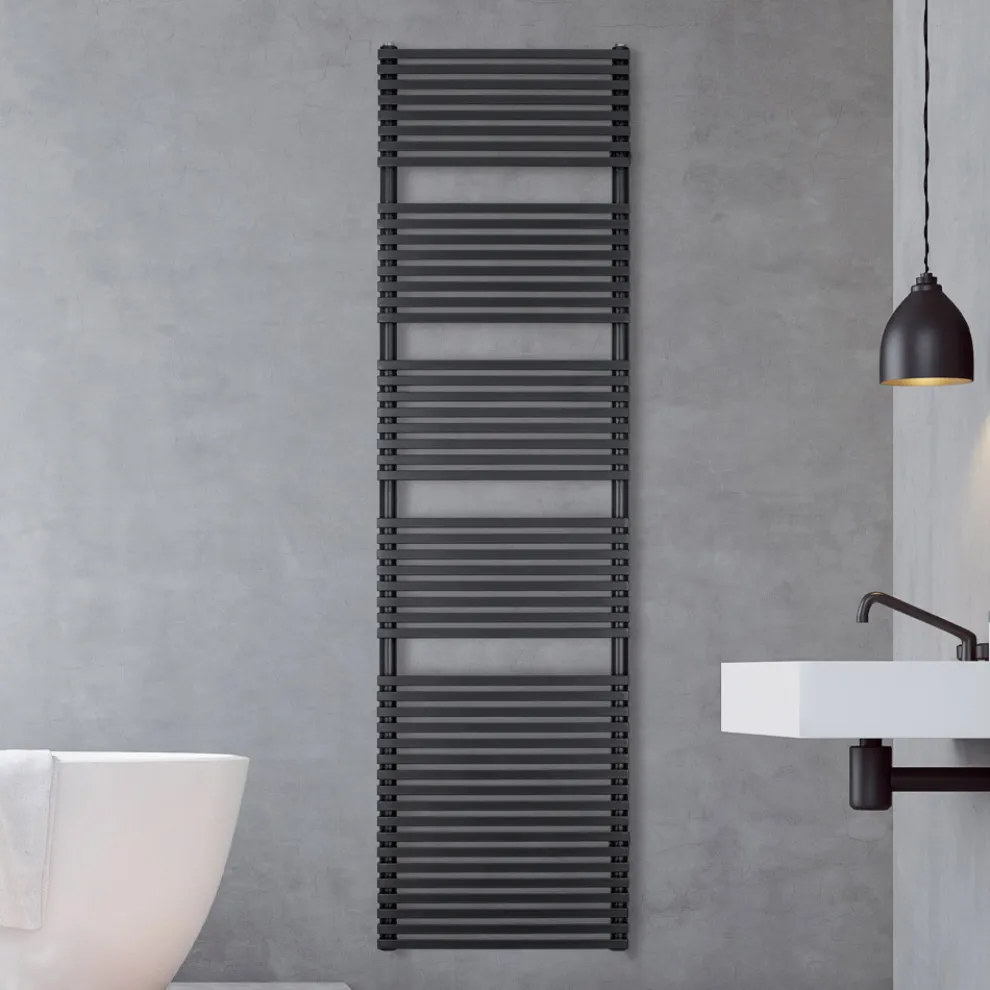 Elektrischer Handtuchwärmer aus Stahl mit tiefschwarzer Oberfläche, hergestellt in Italien – Brownies