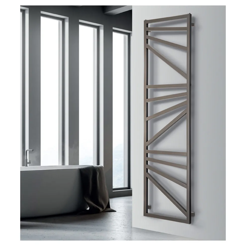 Elektrischer Handtuchwärmer mit quadratischen Elementen, hergestellt in Italien – Mandeln