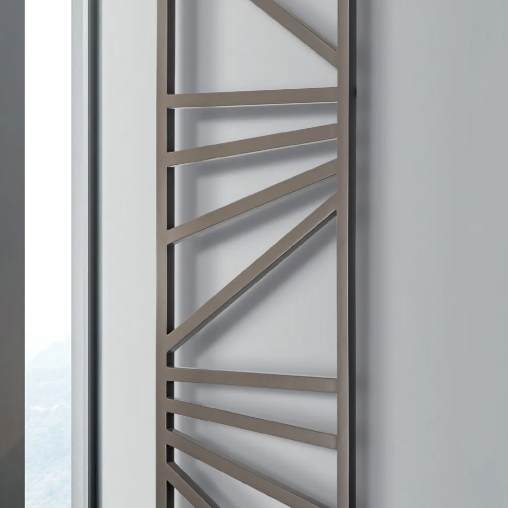 Elektrischer Handtuchwärmer mit quadratischen Elementen, hergestellt in Italien – Mandeln