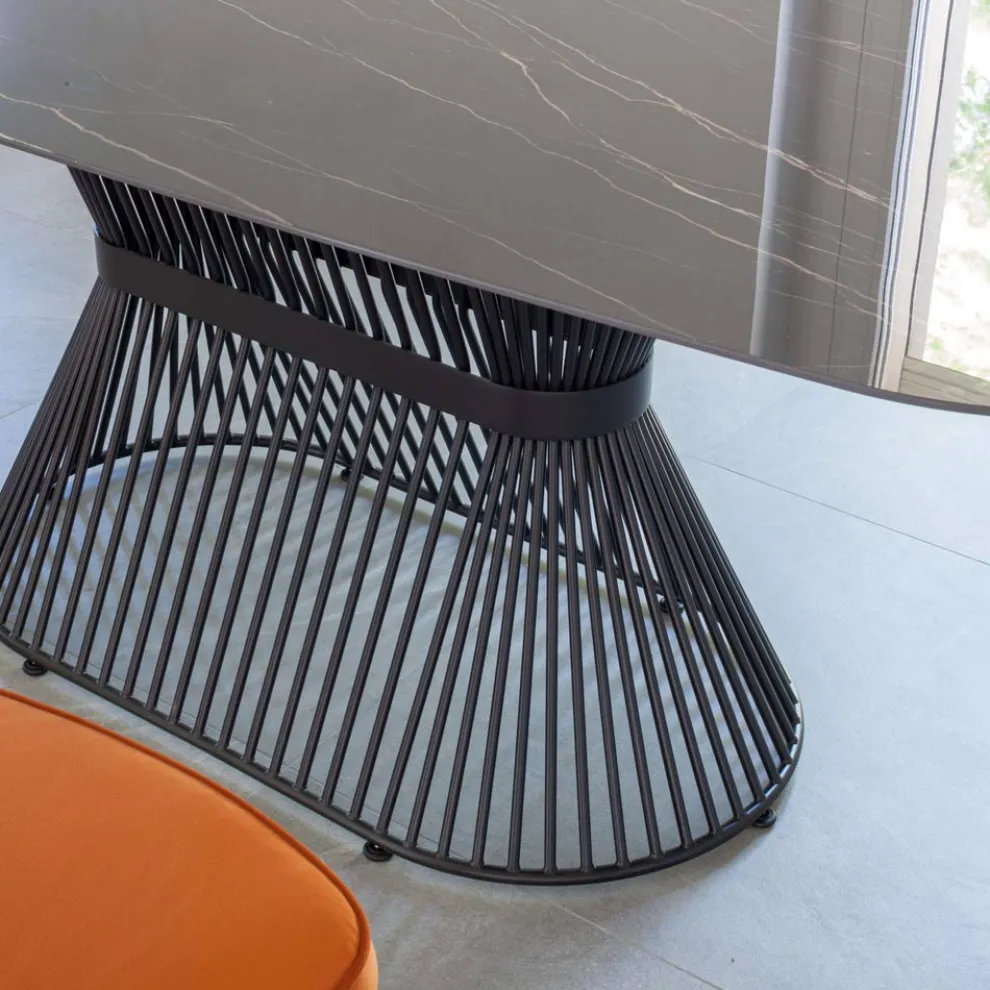 Elliptischer Esstisch aus polierter Keramik und Stahl – Ravi