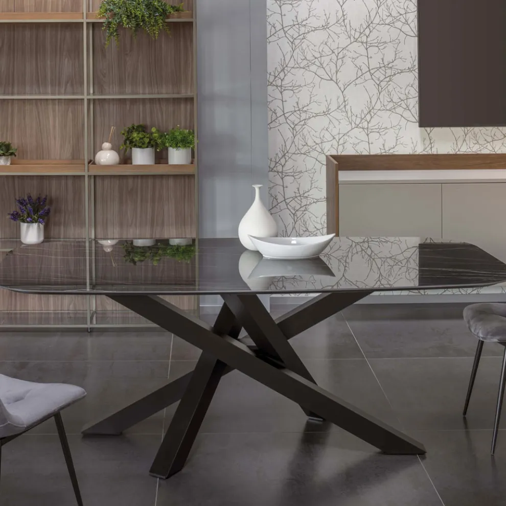 Elliptischer Esstisch aus Keramik und Aluminium – Yamir