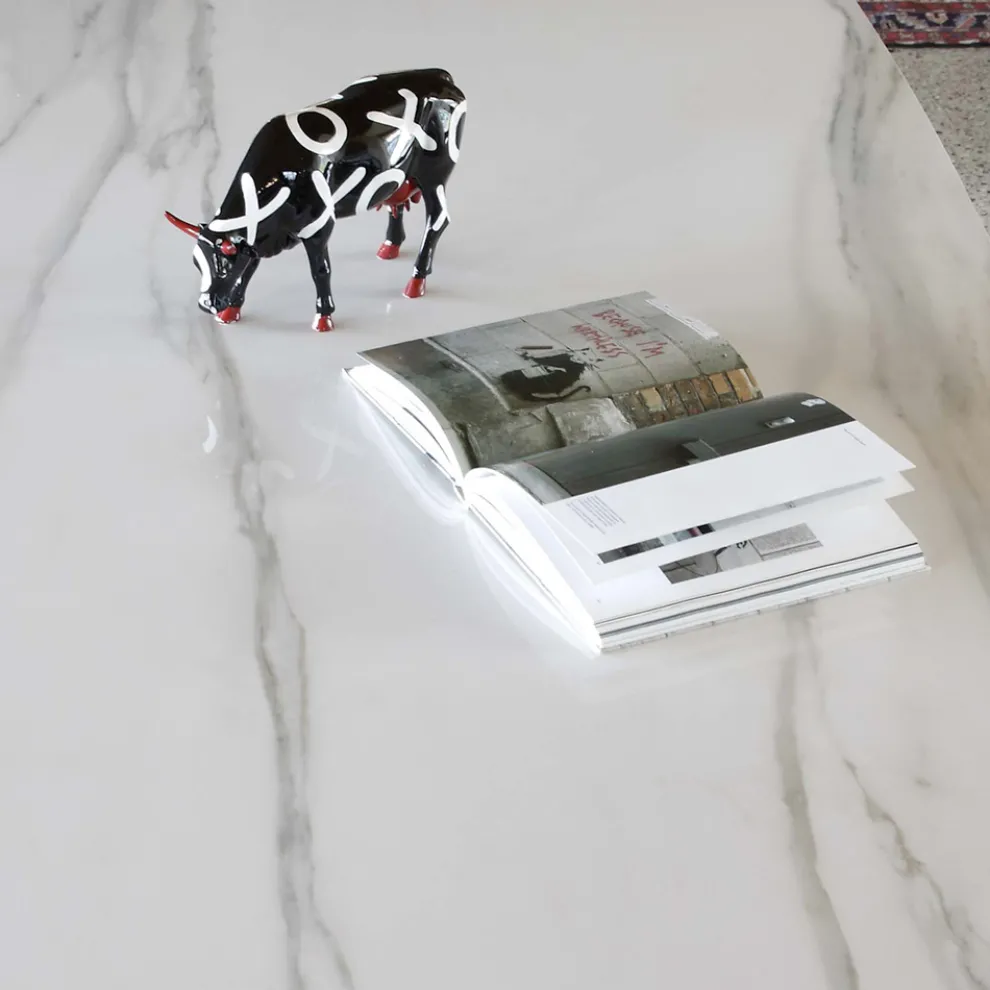 Elliptischer Esstisch aus Keramik und Aluminium – Yamir