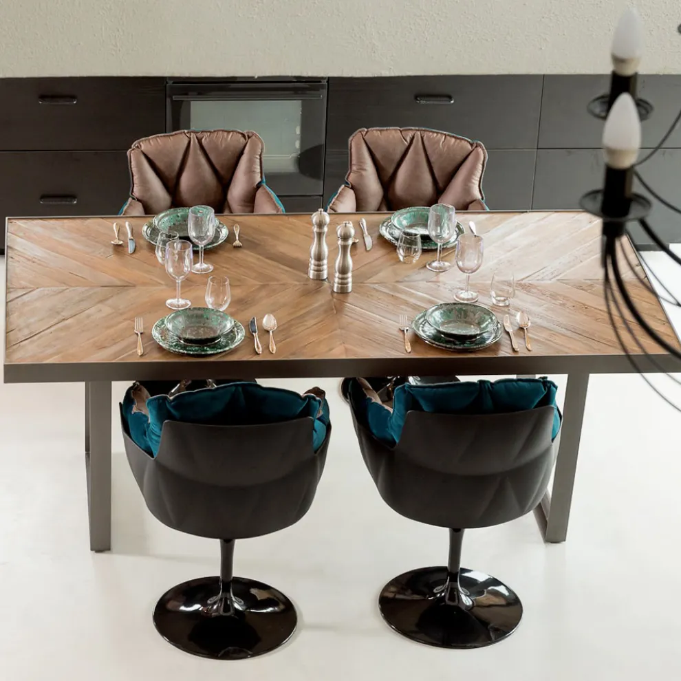 Esstisch aus recyceltem Tropenholz und Metallbeinen – Slide